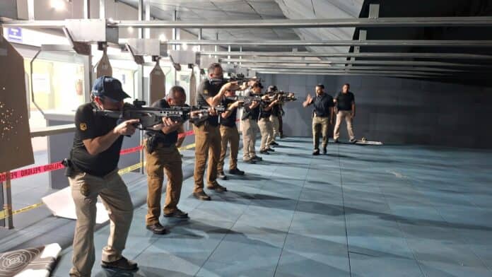 16291db3-c679-43b0-9c88-378576000260 Disparos simulados en entrenamiento policial con rifles, técnica de tiro en línea, entrenamiento de seguridad en Ciudad Juárez, Chihuahua, en centro especializado para agentes policiales.