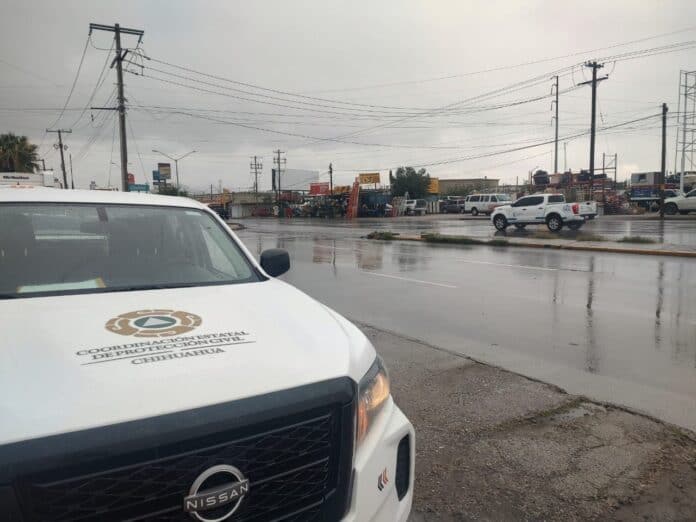 Coordinación Estatal de Protección Civil en Chihuahua, vehículos de emergencia en operación, durante lluvias intensas en una ciudad de Chihuahua, infraestructura y seguridad en situaciones de riesgo, pronóstico del clima.
