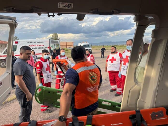 IMG-20250920-WA0009 Ambulancias y personal de Cruz Roja Mexicana atendiendo una emergencia en un aeropuerto de Chihuahua, preparado para emergencias médicas, con apoyo de la coordinación estatal de protección civil.