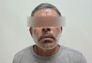 Presunto sospechoso detenido en Chihuahua, rostro con barba canosa y piel morena, en una imagen de arresto oficial.