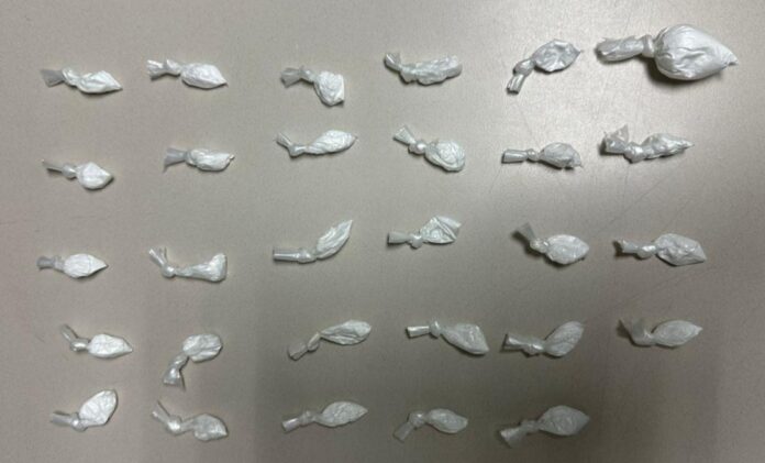 Dulces de caramelo en envoltorios blancos distribuidos sobre una superficie clara, relacionados con temas de recreación y dulcería en Chihuahua, México.