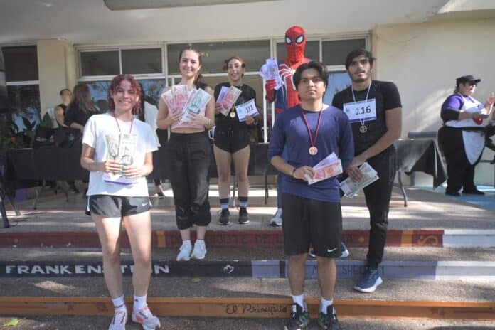 Dinámico grupo de jóvenes premiados en un evento deportivo, mostrando medallas y dinero, celebrando su éxito en una ceremonia al aire libre en Chihuahua, México.