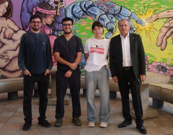 Archivo: grupo de personas en un mural colorido en Chihuahua.jpg.