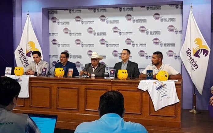 IMG-20250924-WA0009 Camino sobre conferencia de prensa de Fundación Teleton en Chihuahua, con varios panelistas y logotipos visibles, promoviendo inclusión y apoyo social.