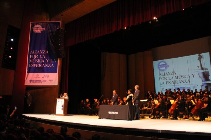 IMG-20250924-WA0027 Concierto en el teatro con orquesta y presentadores, promoviendo música y esperanza en Chihuahua.