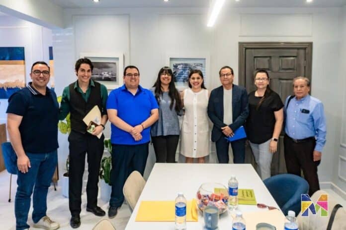IMG-20250924-WA0030 Engaño de grupo de profesionales en una reunión formal en una oficina moderna, con ambiente profesional, trabajo en equipo y colaboración en proyectos.