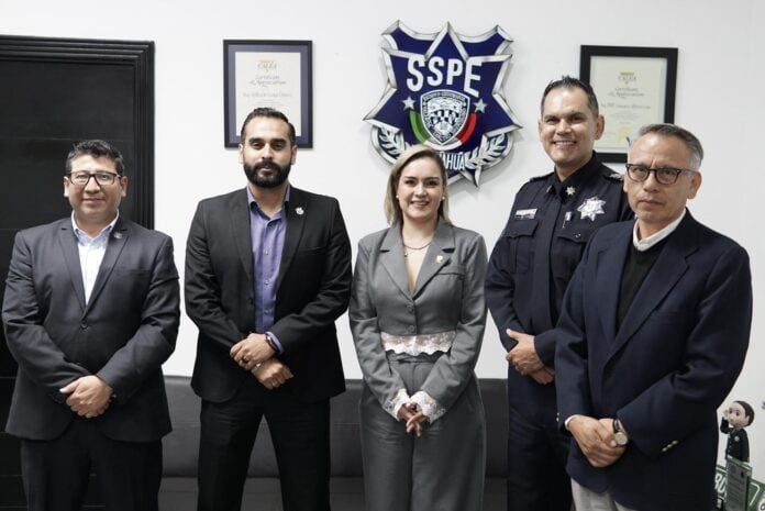 IMG-20250924-WA0036 Policías y funcionarios de seguridad en Chihuahua en una reunión oficial con el emblema de la SSP de fondo.