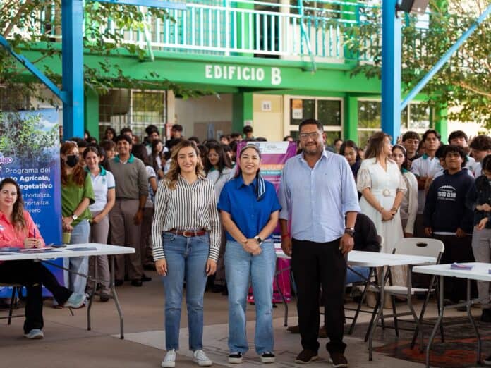 IMG-20250924-WA0037 Estudiantes y docentes en un evento escolar en Chihuahua, participando en actividades académicas y culturales en un entorno educativo al aire libre.