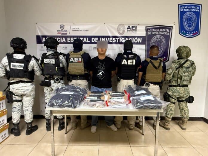 IMG-20250924-WA0049 Hombre detenido en operación policial en Chihuahua, con evidencia de drogas y objetos incautados, acompañado por agentes de la Fiscalía y Guardia Nacional, en un operativo de investigación.