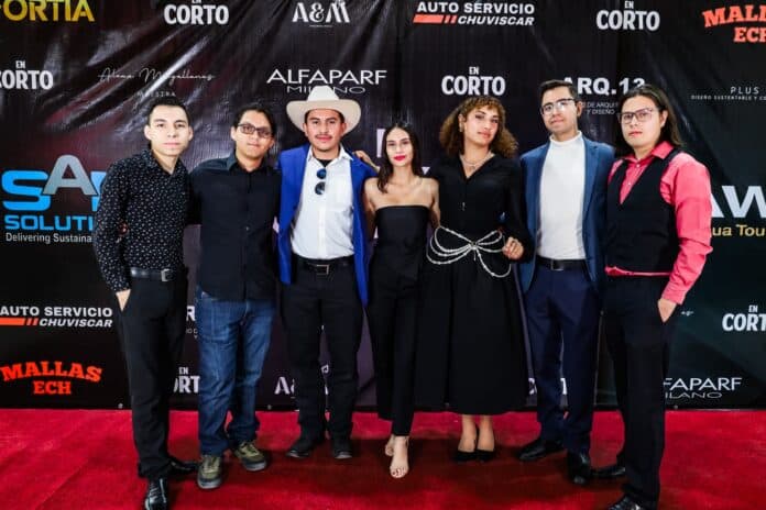 IMG-20250924-WA0068(1) Jóvenes en evento cultural en Chihuahua, grupo diverso con vestimenta elegante y casual, posando en alfombra roja en un evento artístico y de entretenimiento, promoviendo talento joven en la región.