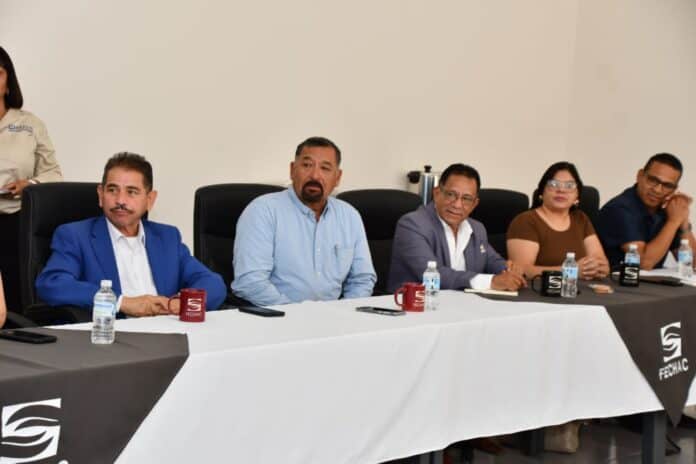 IMG-20250924-WA0079 Empresarios y funcionarios en reunión de FECHAC promoviendo el desarrollo social y empresarial en Chihuahua.