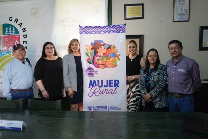 IMG-20250925-WA0011 Mujer rural en evento de promoción en Chihuahua, México, destacando el trabajo femenino y rural, con presencia de autoridades y comunidad local.