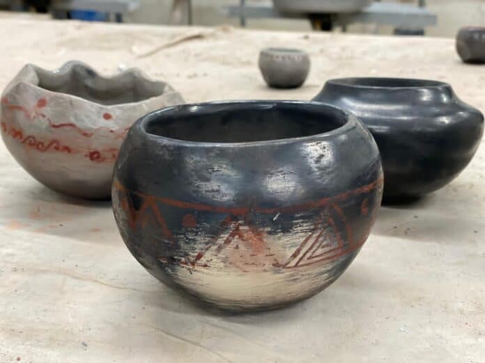 Vasijas de cerámica artesanales con diseño tradicional, perfectas para decoración o uso en el hogar, creadas con técnica y talento en Chihuahua, México.