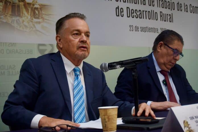 IMG-20250925-WA0036 Comité de Desarrollo Rural en Chihuahua, reunión oficial con senadores y funcionarios en un evento de trabajo relacionado con el desarrollo rural en la región.