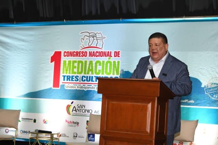 IMG-20250926-WA0004 Alt text: Hombre en conferencia del Congreso Nacional de Mediación en Chihuahua, hablando frente a un podio con micrófono.