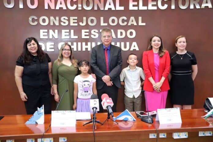 IMG-20250926-WA0032 Candidata de la elección en Chihuahua junto a su equipo en una rueda de prensa, promoviendo la participación ciudadana en el proceso electoral.