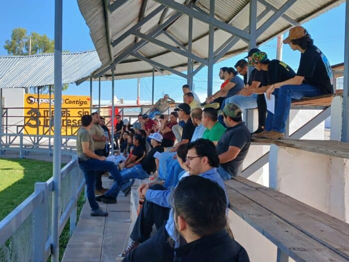 IMG-20250927-WA0004 Asamblea comunitaria en gradas al aire libre en Chihuahua, reunión de vecinos para discutir temas importantes, entorno social, participación ciudadana, diálogo comunitario, evento en espacio abierto.