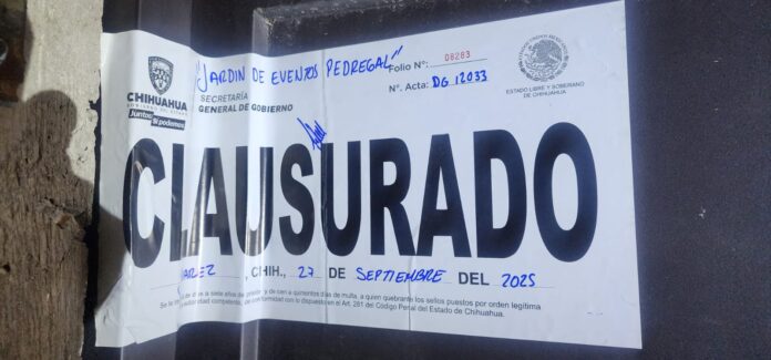 IMG-20250929-WA0030 Cerrado en Chihuahua por anuncio oficial, señal de clausura sobre aviso de autoridades del Estado de Chihuahua, documento de cierre en color blanco y letras grandes, noticia de cierre legal en Chihuahua.