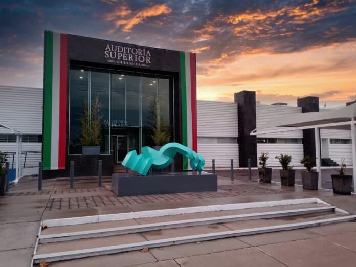 IMG-20250929-WA0034 Auditorio Superior Chihuahua, edificio moderno con entrada imponente y esculturas decorativas, ideal para eventos y actividades culturales, con un hermoso atardecer de fondo y ambiente profesional y contemporáneo.