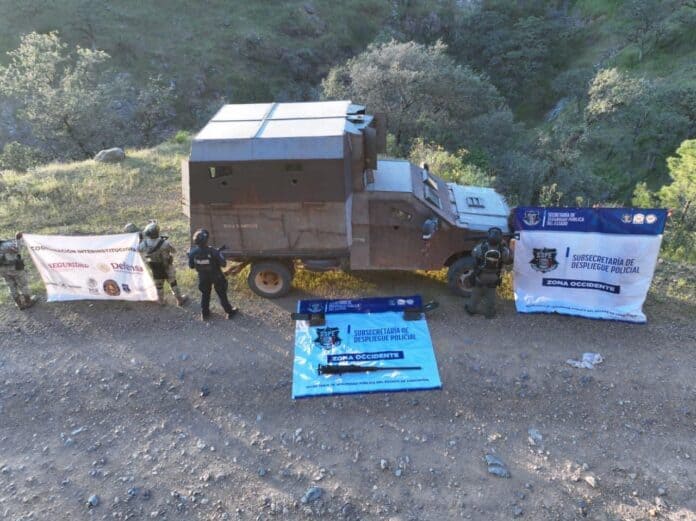 Vehículo blindado de seguridad en operativo policial en zona montañosa de Chihuahua, con agentes y banderas oficiales en una acción de despliegue policial en la región occidente.