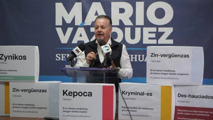 IMG-20250929-WA0047 Aónimo de alt: Música y medicamentos en una conferencia en Chihuahua, con carteles de campañas contra el uso de drogas y medicamentos sin prescripción.