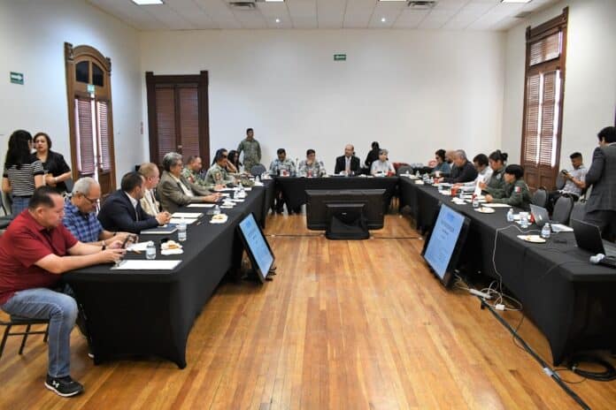 IMG-20250929-WA0053 Reunión oficial con representantes del gobierno y militares en una sala de conferencias en Chihuahua, México.