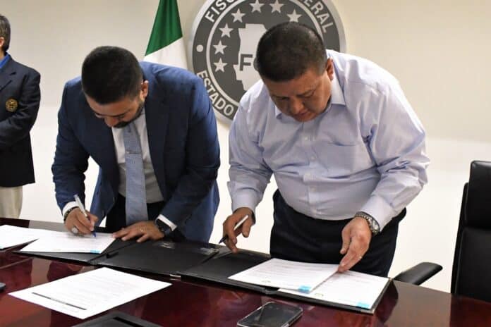 IMG-20250929-WA0054 Firma de documentos en un entorno oficial, con fondo que muestra el logo de la Fiscalía General del Estado de Chihuahua, resaltando la importancia de la seguridad jurídica y la colaboración institucional en la región.