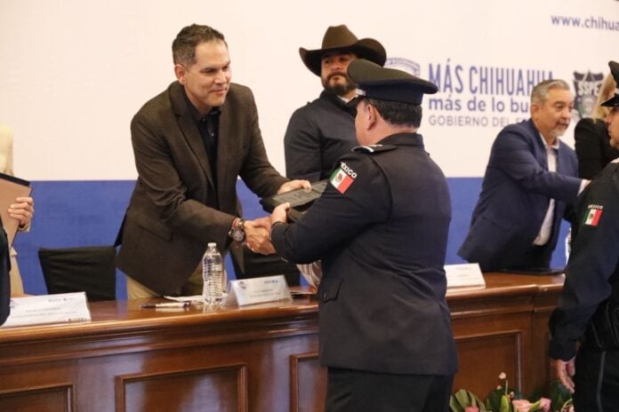 IMG-20250930-WA0017 Reconocimiento y entrega de premios a elementos de seguridad pública en una ceremonia oficial en Chihuahua. Autoridades y policías participan en un evento institucional.