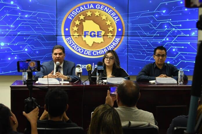 Fiscala General del Estado de Chihuahua en rueda de prensa, con logotipo del fiscalía en fondo digital con elementos tecnológicos y de seguridad.