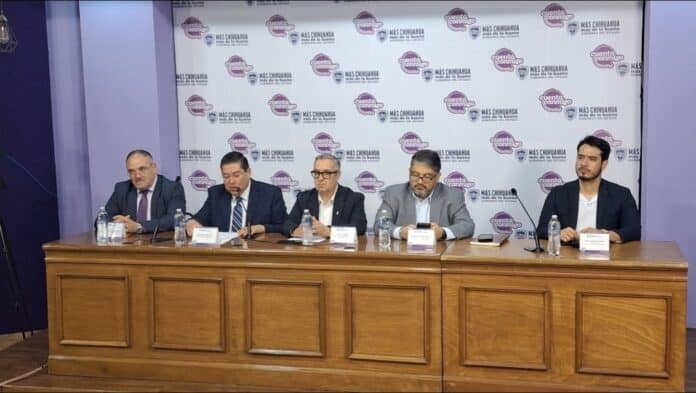Profesionales en una conferencia de prensa en Chihuahua, participando en un evento sobre medios de comunicación y transparencia.