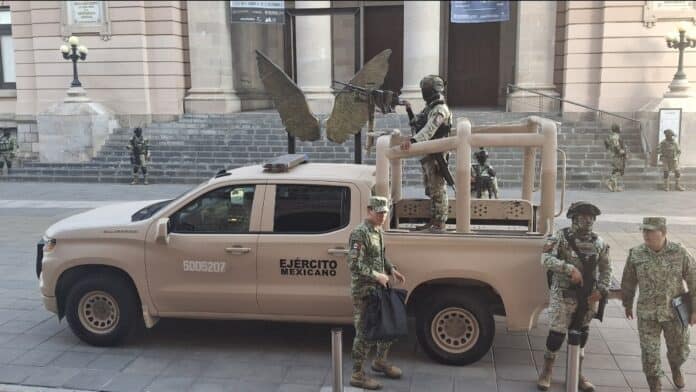 Screenshot_20250922_090801_Gallery Guardia militar en operativo en edificios gubernamentales en México con vehículos y personal del ejército en uniforme, mostrando presencia de las fuerzas armadas mexicanas.