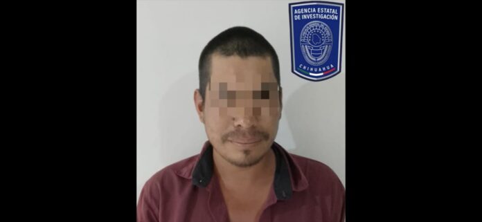 Screenshot_20250925_113507_Gallery Hombre detenido por investigación policial en Chihuahua, con rostro pixelado y logotipo de la Agencia Estatal de Investigación de Chihuahua en fondo blanco.