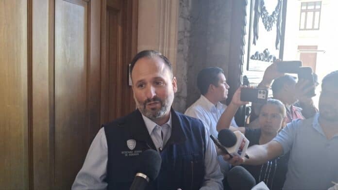 Ministerio de Gobernación en Chihuahua, autoridad estatal en seguridad y políticas públicas, brindando declaraciones a medios de comunicación en evento oficial.
