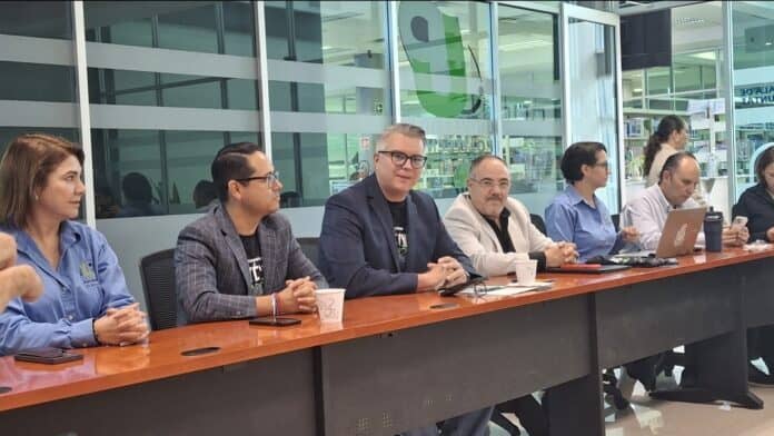 Personal en reunión de trabajo en un entorno corporativo moderno en Chihuahua, México.