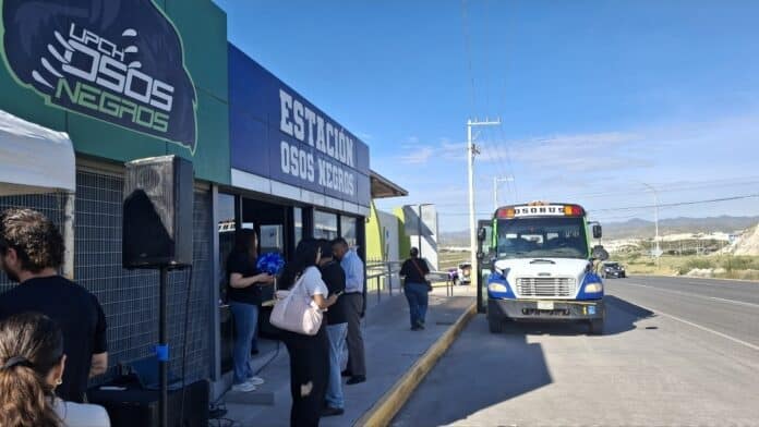 Screenshot_20250926_093728_Gallery Camión de la estación Osos Negros en Chihuahua para transporte de pasajeros, con personas esperando y disfrutando del servicio en un día soleado y despejado.