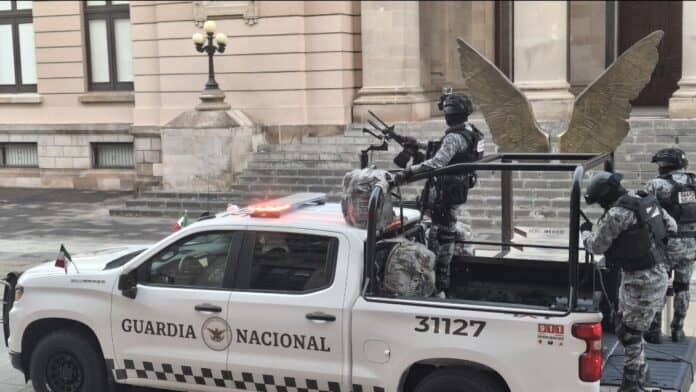 Policías de la Guardia Nacional en operación, con un vehículo oficial en las calles de Chihuahua, en una escena que refleja la seguridad y protección ciudadana en México.