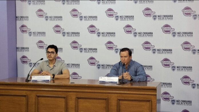 Screenshot_20250929_113347_Gallery México: Autoridades en conferencia de prensa en Chihuahua, promoviendo campañas de información y programas sociales para el bienestar de la comunidad.
