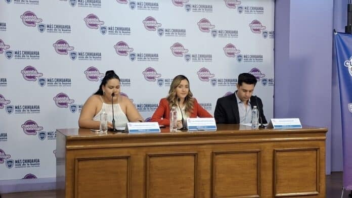Maletín con logotipo de cuenta conmigo y demás texto, mujeres en una conferencia en un escenario, promoviendo integración y participación en eventos oficiales.