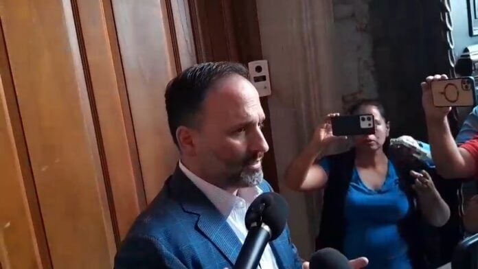 VID-20250924-WA0058(3) Periodista en entrevista con medios de comunicación en un evento público en Chihuahua, enfocado en noticias locales y actualidad en la región.
