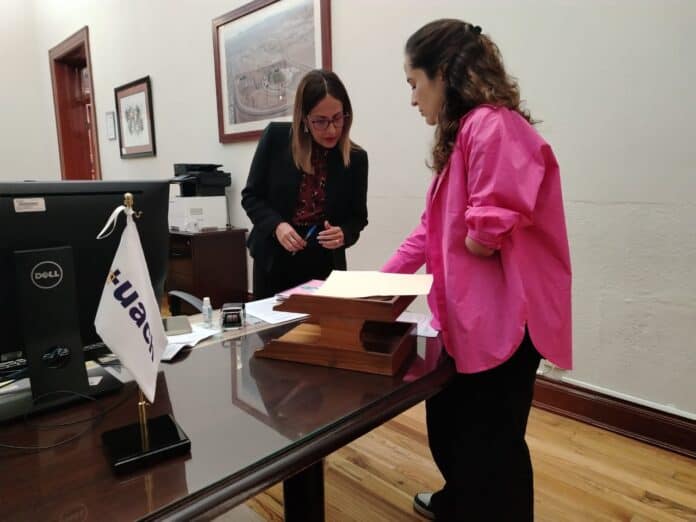 a8852ef1-3d0b-4ab9-b72b-a9e204b1cdf4 Archivo: mujer-recibiendo-asistencia-legal-en-oficina.jpg.
