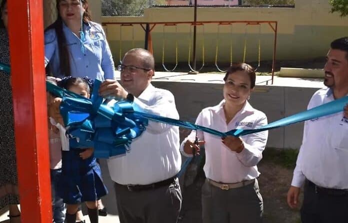 alcaldeescbertha Innovadora inauguración en Chihuahua: evento oficial con autoridades cortando la cinta, promoviendo desarrollo y crecimiento en la comunidad local.