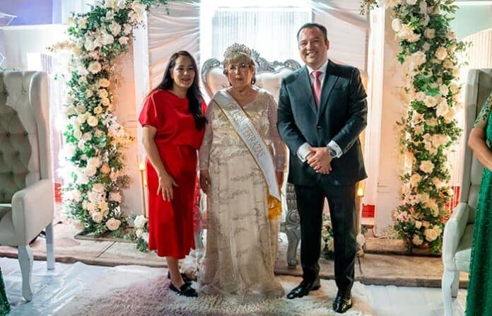 anicolterra Reina de belleza con vestido tradicional en evento en Chihuahua.