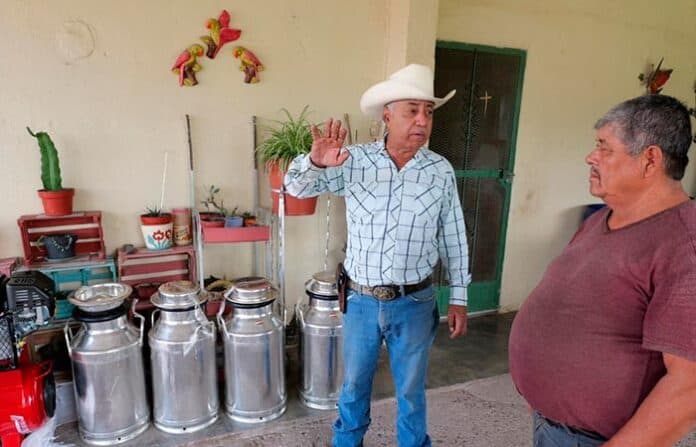 arturovac Cánculas de leche tradicionales en una tienda rural en Chihuahua, México, promoviendo productos lácteos de calidad.