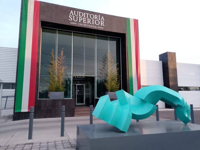 Auditorio Superior Chihuahua, edificio moderno con fachada de cristal y detalles en colores verde, blanco y rojo, sede de eventos y conferencias en Chihuahua, relevante para cultura y educación.