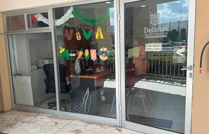 castatrodeli Ventanilla de oficina con decoraciones coloridas y letras, en una fachada de cristal, ambiente profesional y acogedor para negocios en Chihuahua.