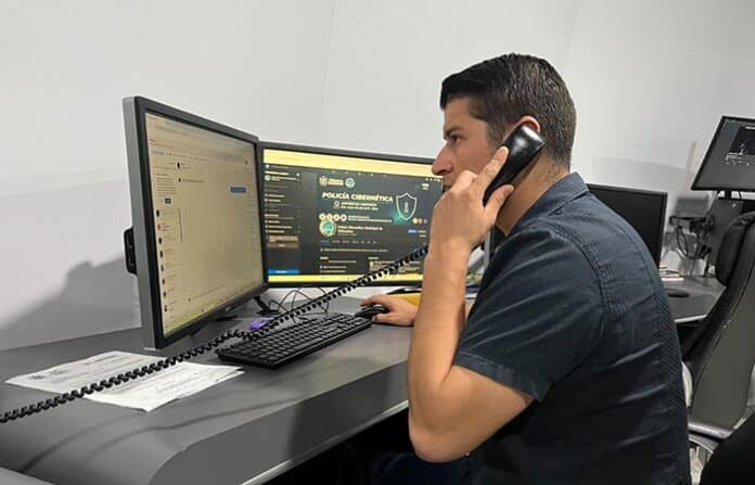 deliciberppal Soporte técnico en ciberseguridad trabajando en oficina con múltiples pantallas y equipo especializado.