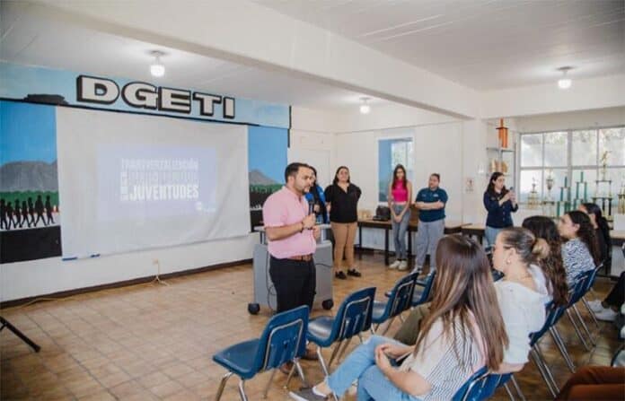 dgeticamar Estudiante joven participando en taller de liderazgo y motivación en un salón de clases.