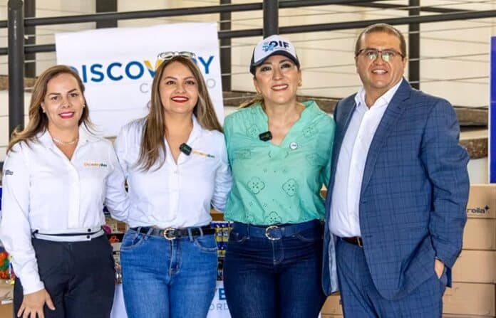 Equipo de mujeres profesionales en un evento de Soy Chihuahua, promoviendo innovación y desarrollo empresarial en Chihuahua, México.