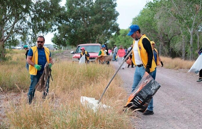 Recogida de basura en áreas verdes de Chihuahua por voluntarios en una campaña ecológica.