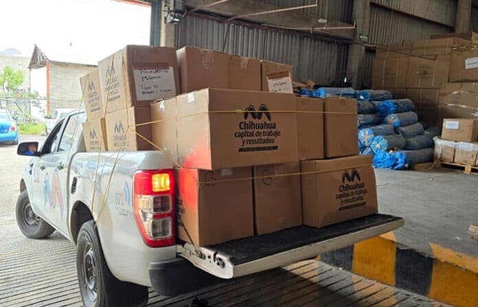 esccompro Camioneta blanca con cajas de México en un centro de distribución, listo para entregas, promoviendo eficiencia, distribución y compromiso con la comunidad de Chihuahua.